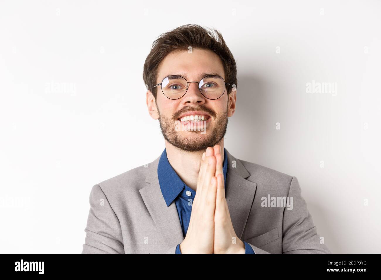 благодарность юному лесничему. благодарный молодой. благодарность молодому педагогу. держать обеими руками. благодарный человек.