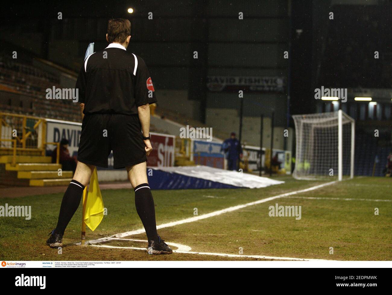 Football - Burnley v Stoke City - Coca-Cola Football League Championship - Turf Moor - 06/07 - 23/1/07  General view of the assistant  referee standing at the corner flag  Mandatory Credit: Action Images / Jason Cairnduff Stock Photo