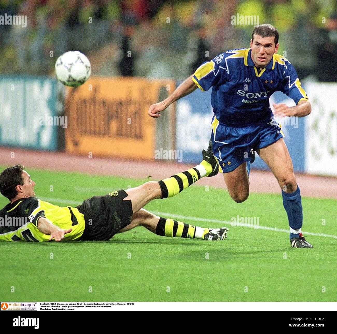 Football - UEFA Champions League Final - Borussia Dortmund v Juventus -  Munich - 28/5/97 Juventus' Zinedine Zidane gets away from Dortmund's Paul  Lambert Mandatory Credit: Action Images Stock Photo - Alamy