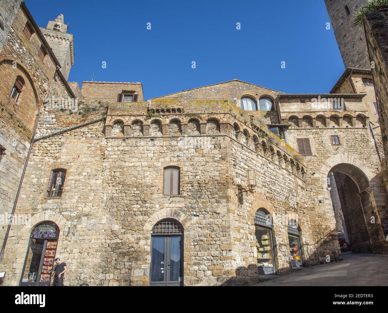 San Gimignano (Siena): accesso alla Piazza della Cisterna Stock Photo