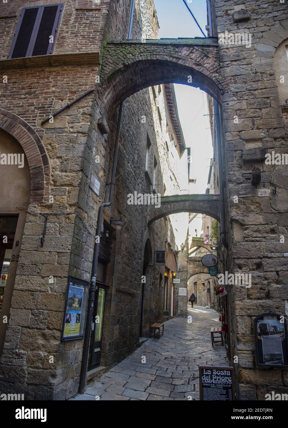 Volterra: vicolo con archi Stock Photo
