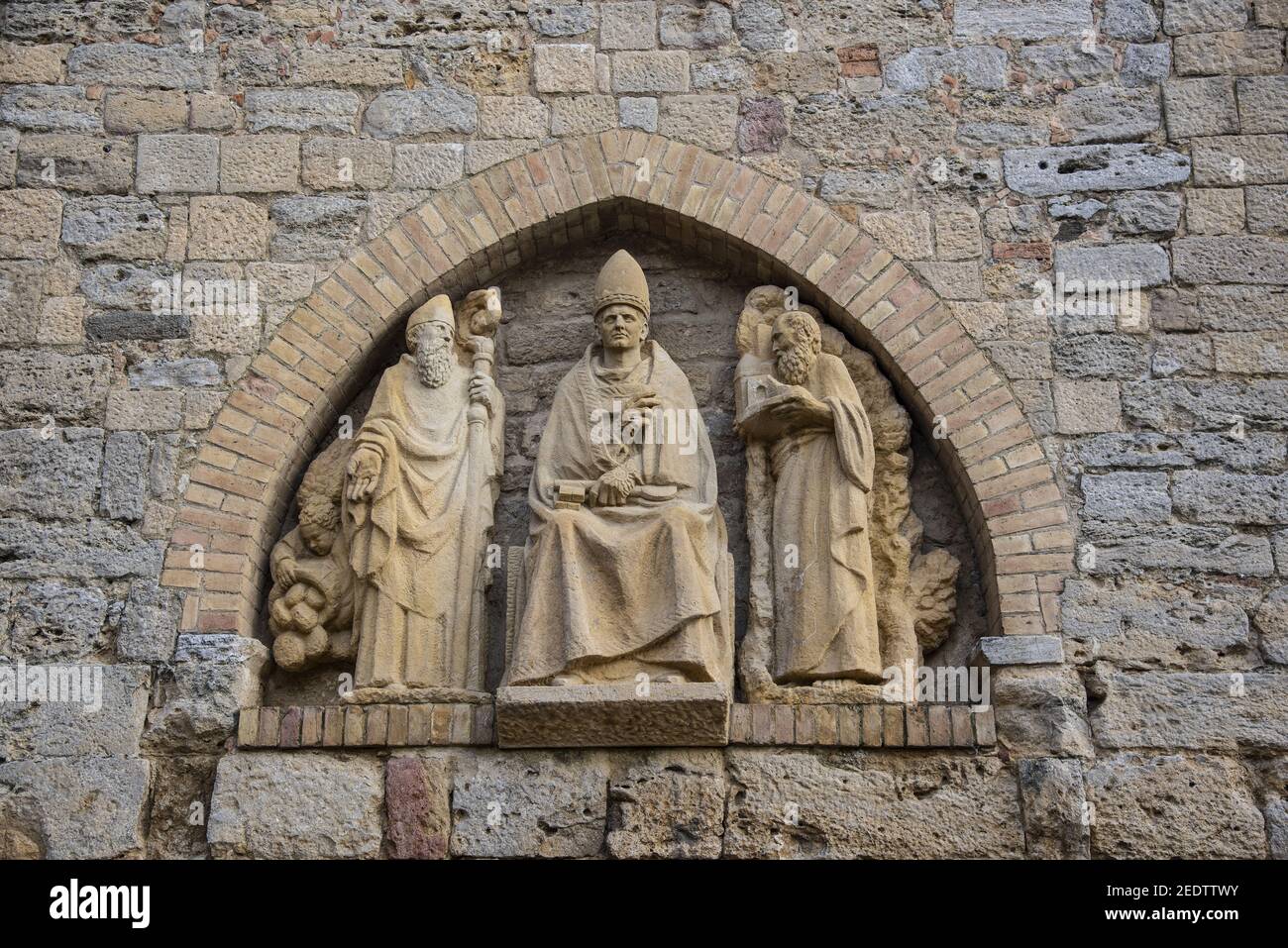 Volterra: gruppo di statue sulla parete del Duomo Stock Photo