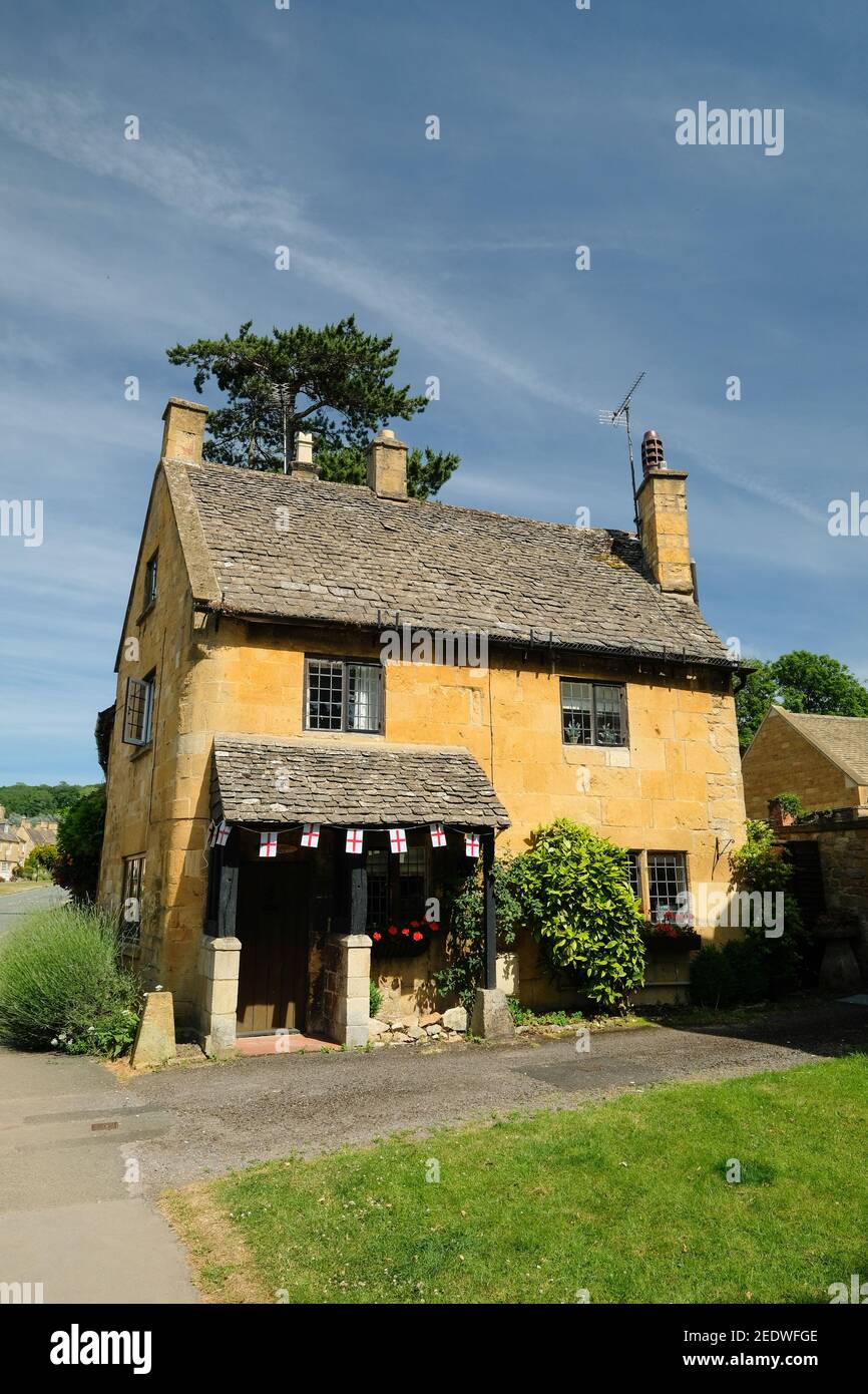Traditional Cotswold style house in Broadway, UK Stock Photo Alamy
