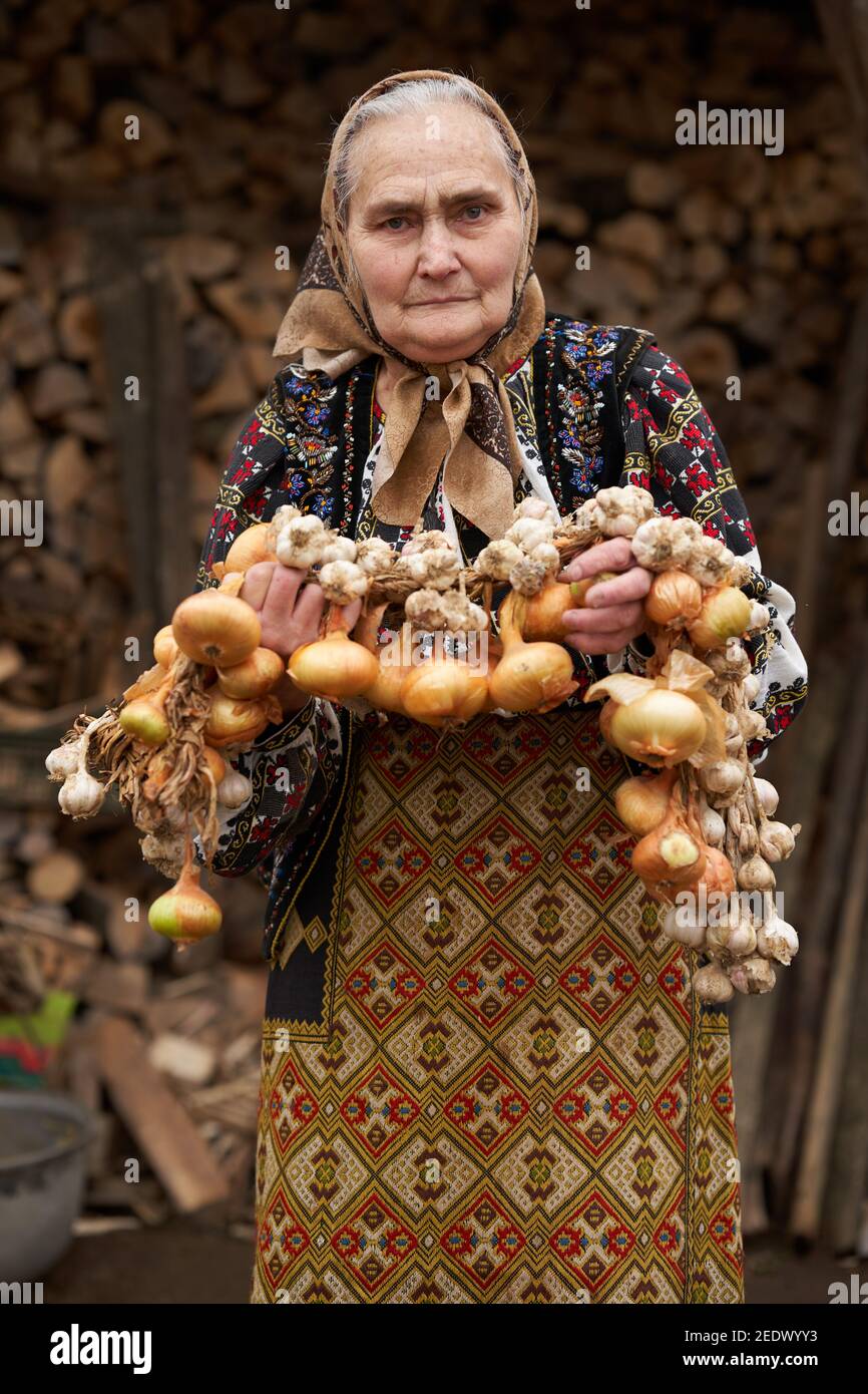 Garlic ropes hi-res stock photography and images - Alamy
