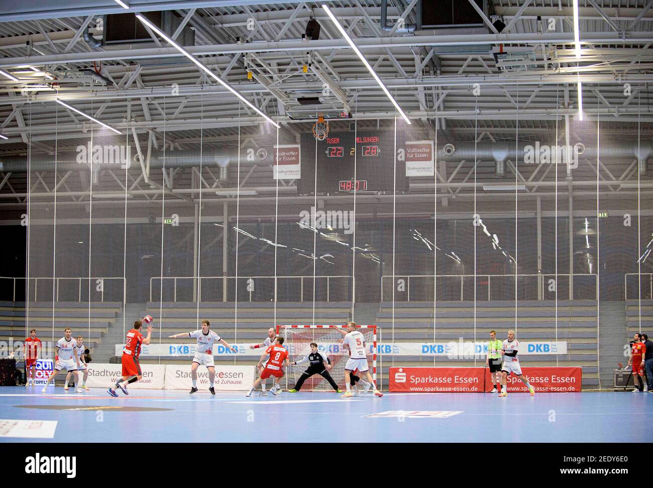 Feature, game scene in the sports hall Am Hallo, ghost game, without spectators, action, handball 1st Bundesliga, 18th matchday, TUSEM Essen (TUE) - MT Melsungen (MTM) 28:35, on 02/11/2021 in E ssen / Germany | usage worldwide Stock Photo