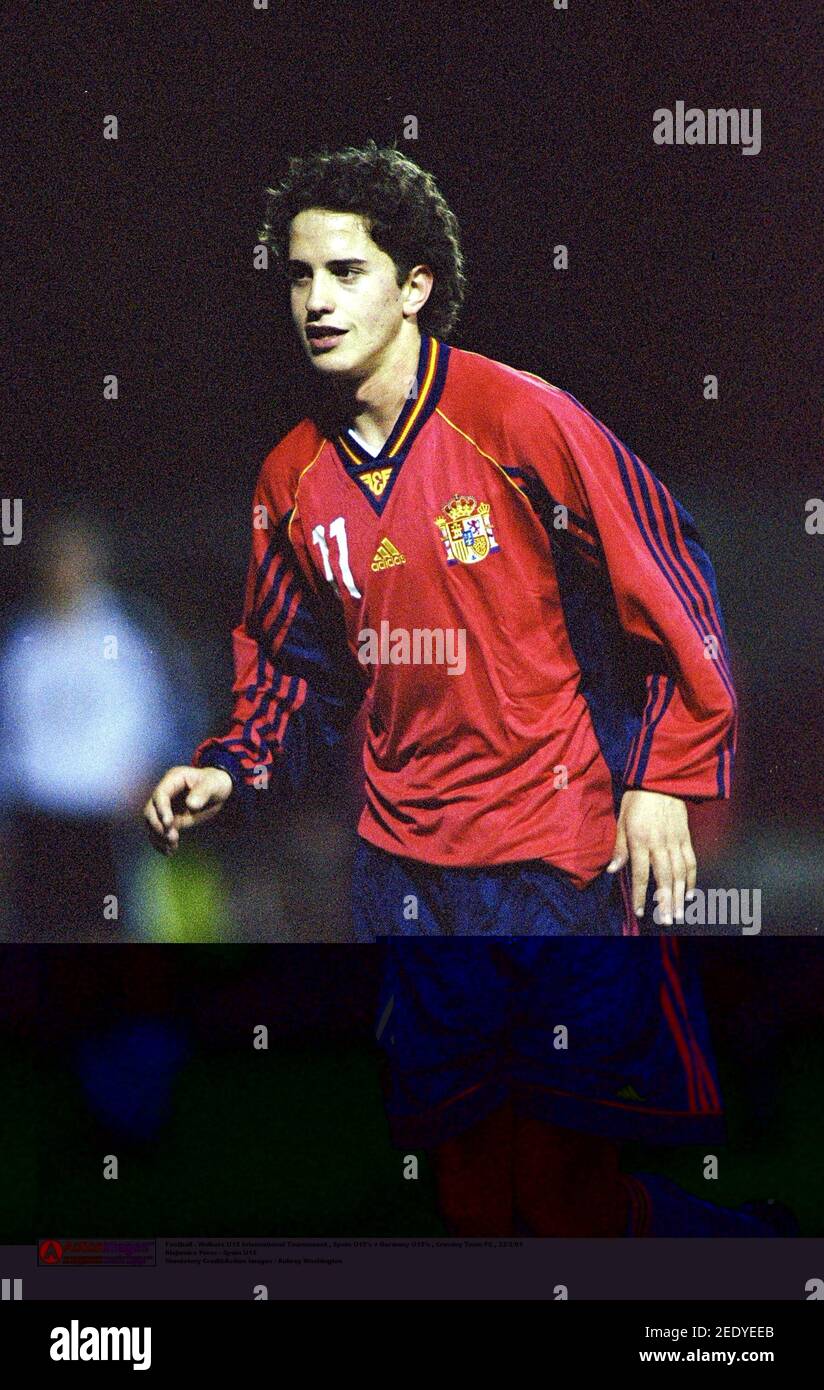 Football Walkers U15 International Tournament Spain U15 S V Germany U15 S Crawley Town Fc 22 2 01 Alejandro Perez Spain U15 Mandatory Credit Action Images Aubrey Washington Stock Photo Alamy