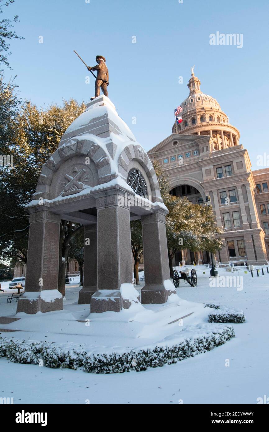 Austin, Texas USA Feb 15, 2021: The Texas Capitol grounds, including the Heroes of the Alamo monument, are covered in 6-7 inches of rare snowfall Monday morning after an overnight winter storm blew into central Texas. Most offices and schools are closed until warmer weather arrives later in the week. Credit: Bob Daemmrich/Alamy Live News Stock Photo