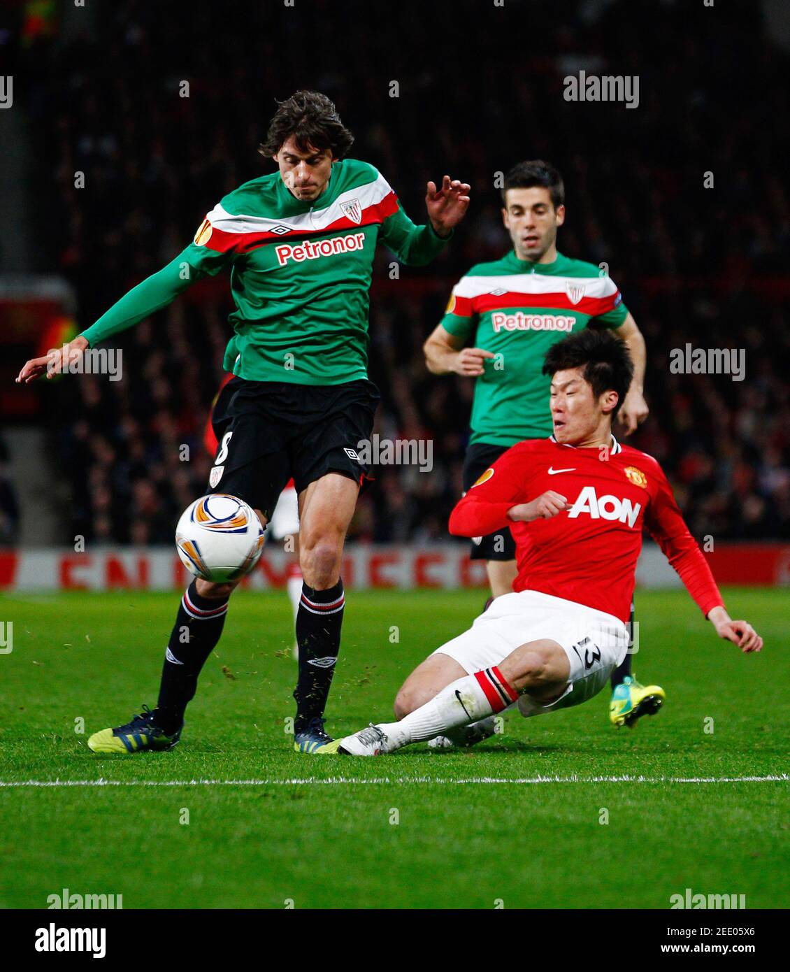Football Manchester United V Athletic Bilbao Uefa Europa League Third Round First Leg Old Trafford Manchester England 8 3 12 Manchester United S Ji Sung Park And Athletic Club Bilbao S Ander Iturraspe