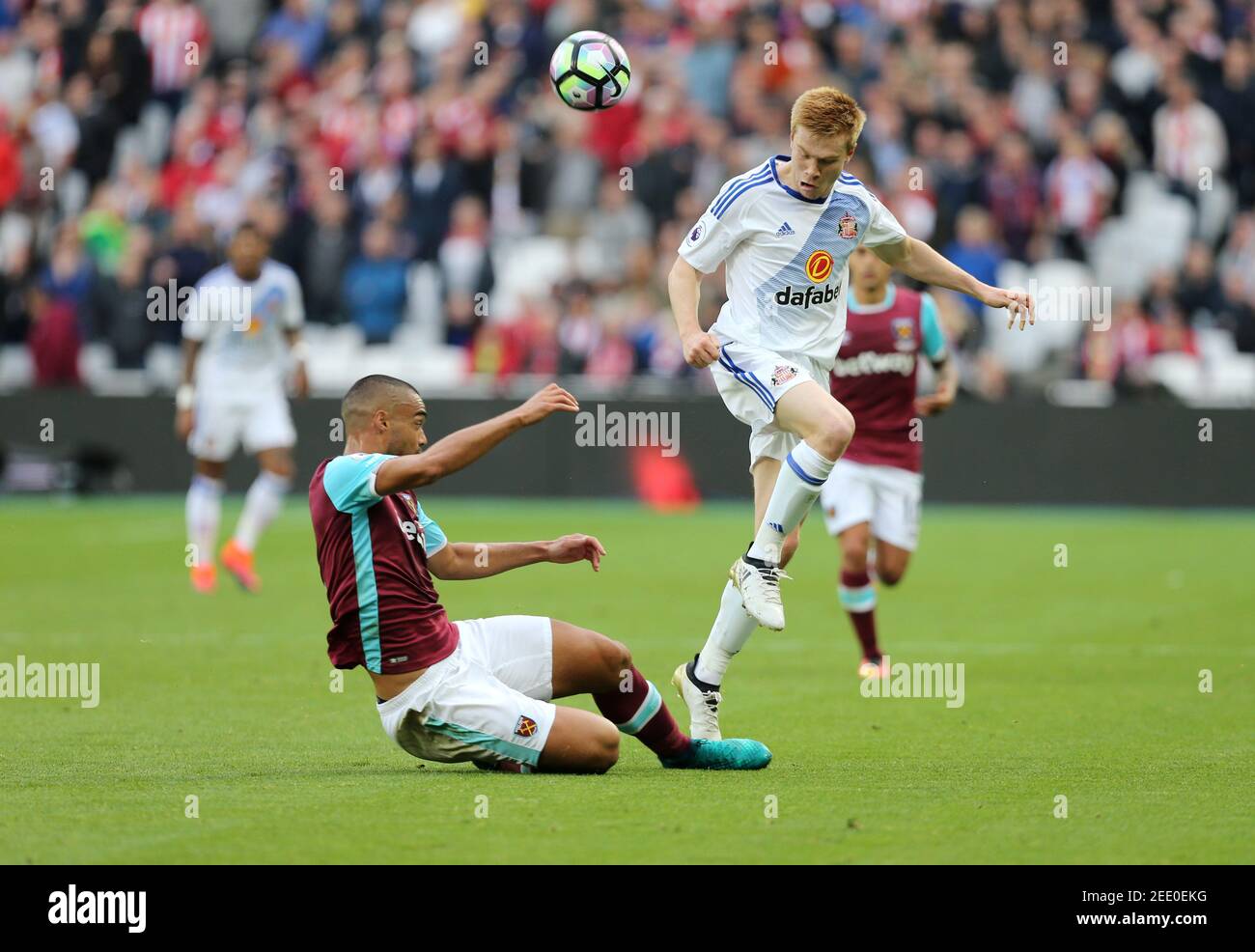 Britain Soccer Football - West Ham United v Sunderland - Premier League - London Stadium - 22/10/16 Sunderland's Duncan Watmore in action with West Ham United's Winston Reid Reuters / Paul Hackett Livepic EDITORIAL USE ONLY. No use with unauthorized audio, video, data, fixture lists, club/league logos or 'live' services. Online in-match use limited to 45 images, no video emulation. No use in betting, games or single club/league/player publications.  Please contact your account representative for further details. Stock Photo