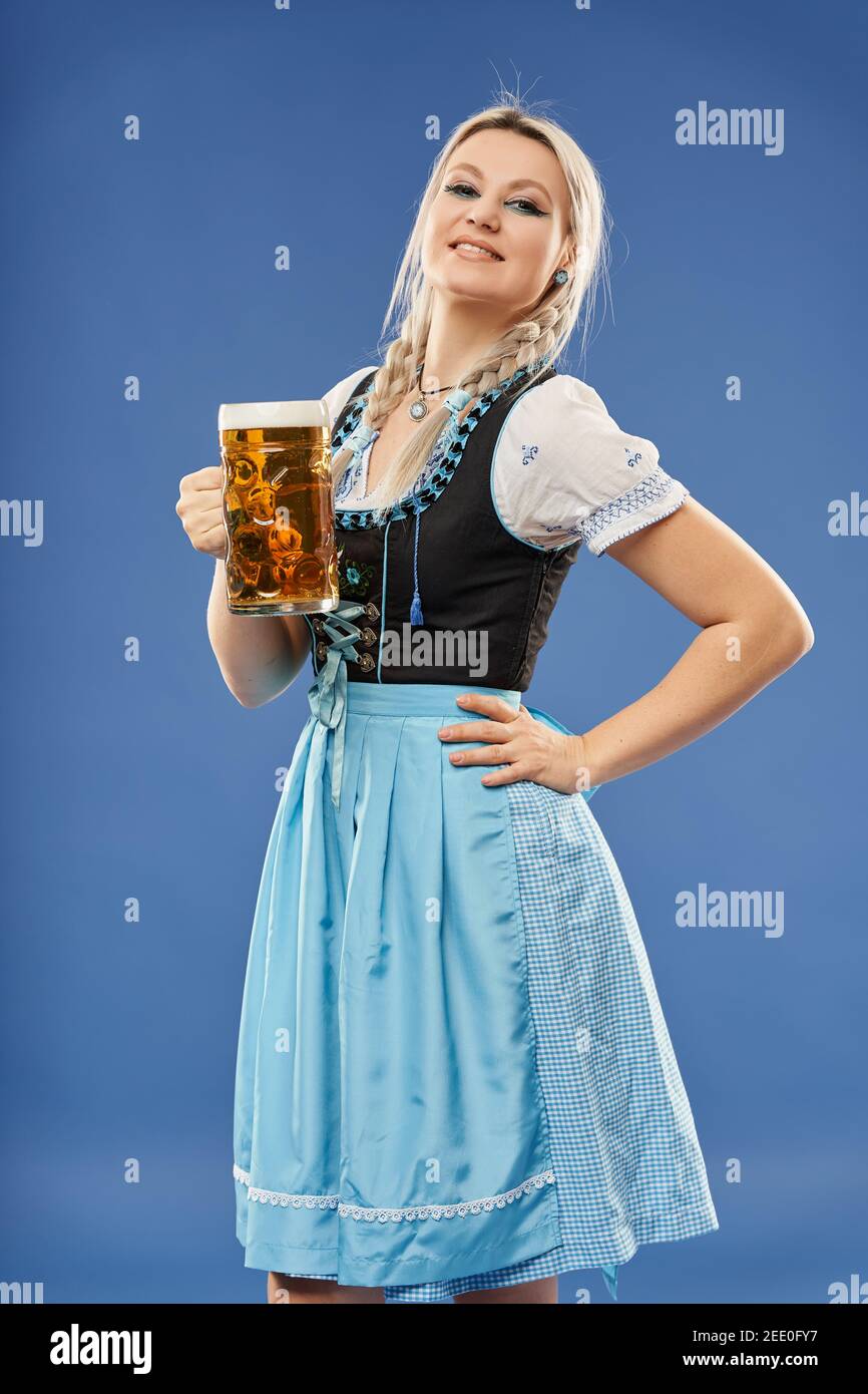 https://c8.alamy.com/comp/2EE0FY7/blonde-german-young-woman-in-traditional-costume-with-a-pint-of-beer-2EE0FY7.jpg