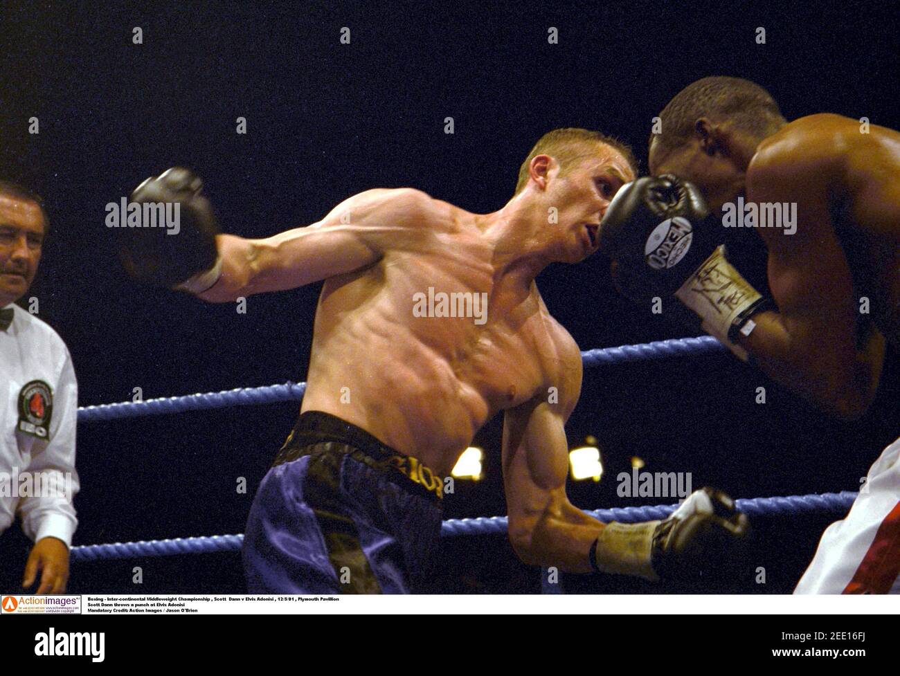 Boxing - Inter-continental Middleweight Championship , Scott Dann v Elvis  Adonisi , 12/5/01 , Plymouth Pavillion Scott Dann throws a punch at Elvis  Adonisi Mandatory Credit: Action Images / Jason O'Brien Stock Photo - Alamy
