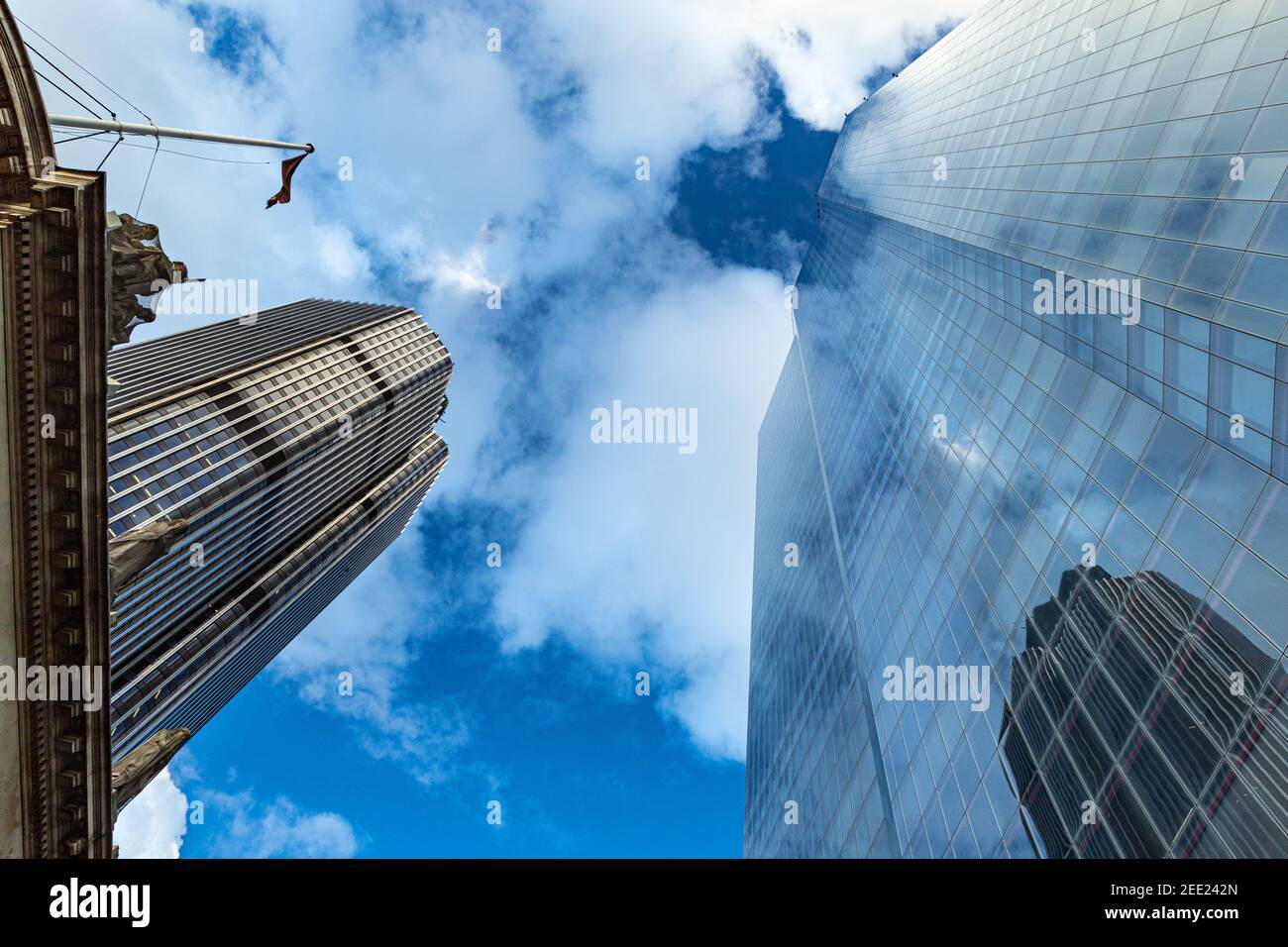 View looking up at 2 skycrapers, Tower 42 and 22 Bishopsgate against a blue sky with light clouds - Stock Image