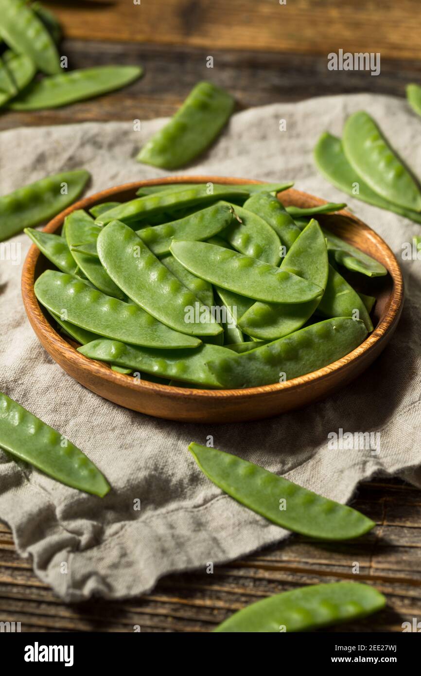 Raw Green Organic Snow Peas Ready to Eat Stock Photo Alamy