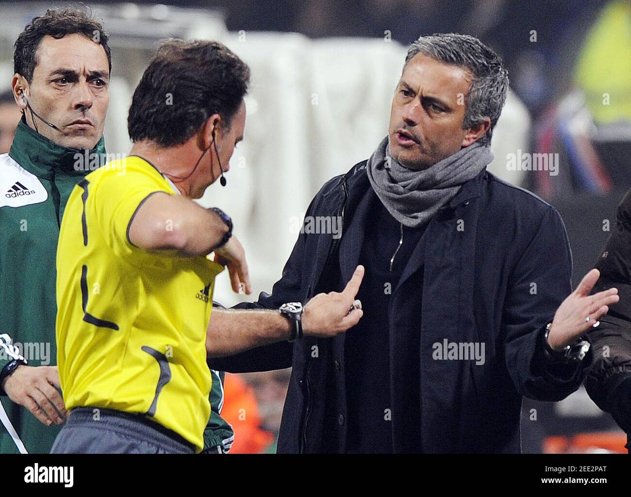 Football - Inter Milan v Manchester United UEFA Champions League Second  Round First Leg - San Siro Stadium, Milan - 24/2/09 Inter Milan manager Jose  Mourinho (R) argues with Referee Alfonso Perez
