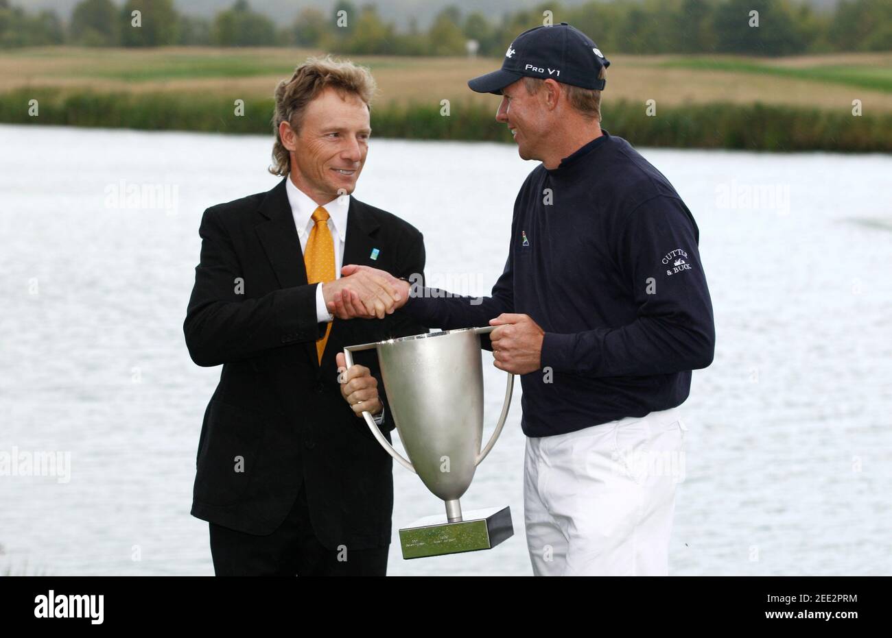 Golf - Mercedes-Benz Championship - Golf Club Gut Larchenhof - Cologne -  Germany - 13/9/09 Anders Hansen - Denmark celebrates victory with trophy  with Bernhard Langer - Germany Mandatory Credit: Action Images / Paul  Harding Stock Photo - Alamy