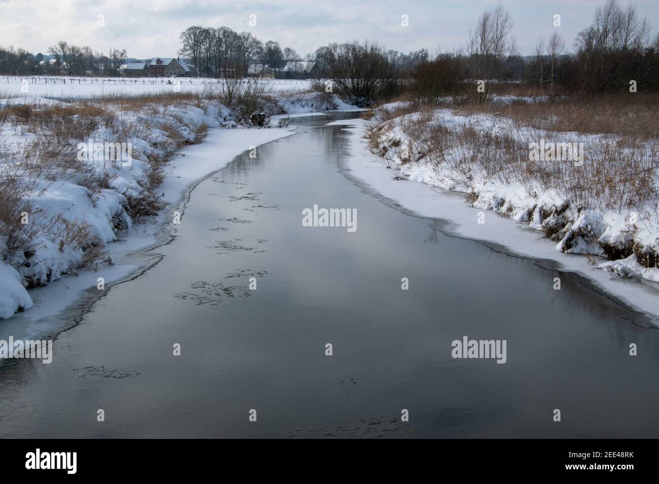 Onset of winter in Bünde. Everything is covered in deep snow. Here the river Else Stock Photo