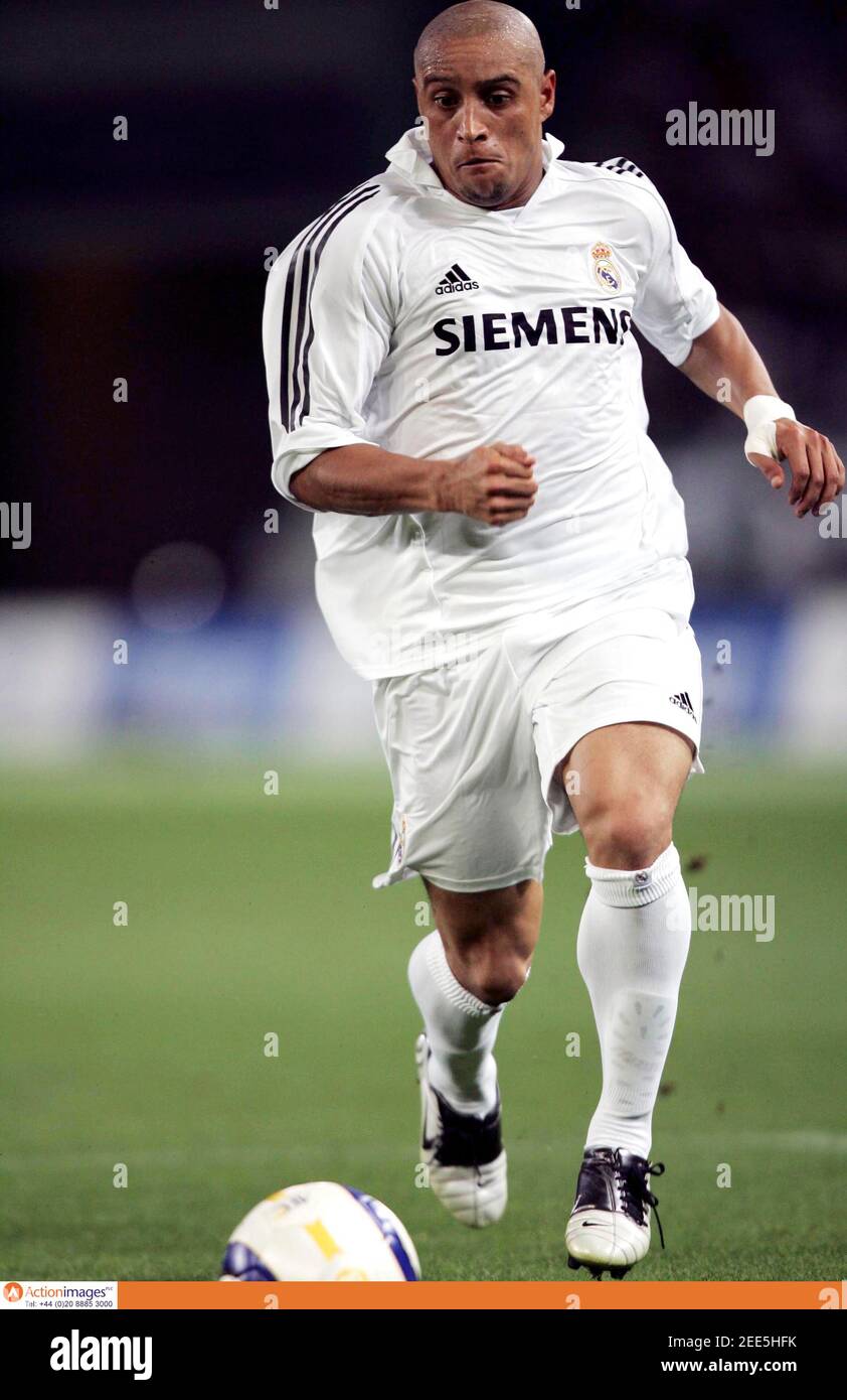 Football Tokyo Verdy V Real Madrid Pre Season Friendly Ajinomoto Stadium Tokyo 25 7 05 Real Madrid S Robert Carlos Mandatory Credit Action Images Tsutomu Kishimoto Livepic Stock Photo Alamy