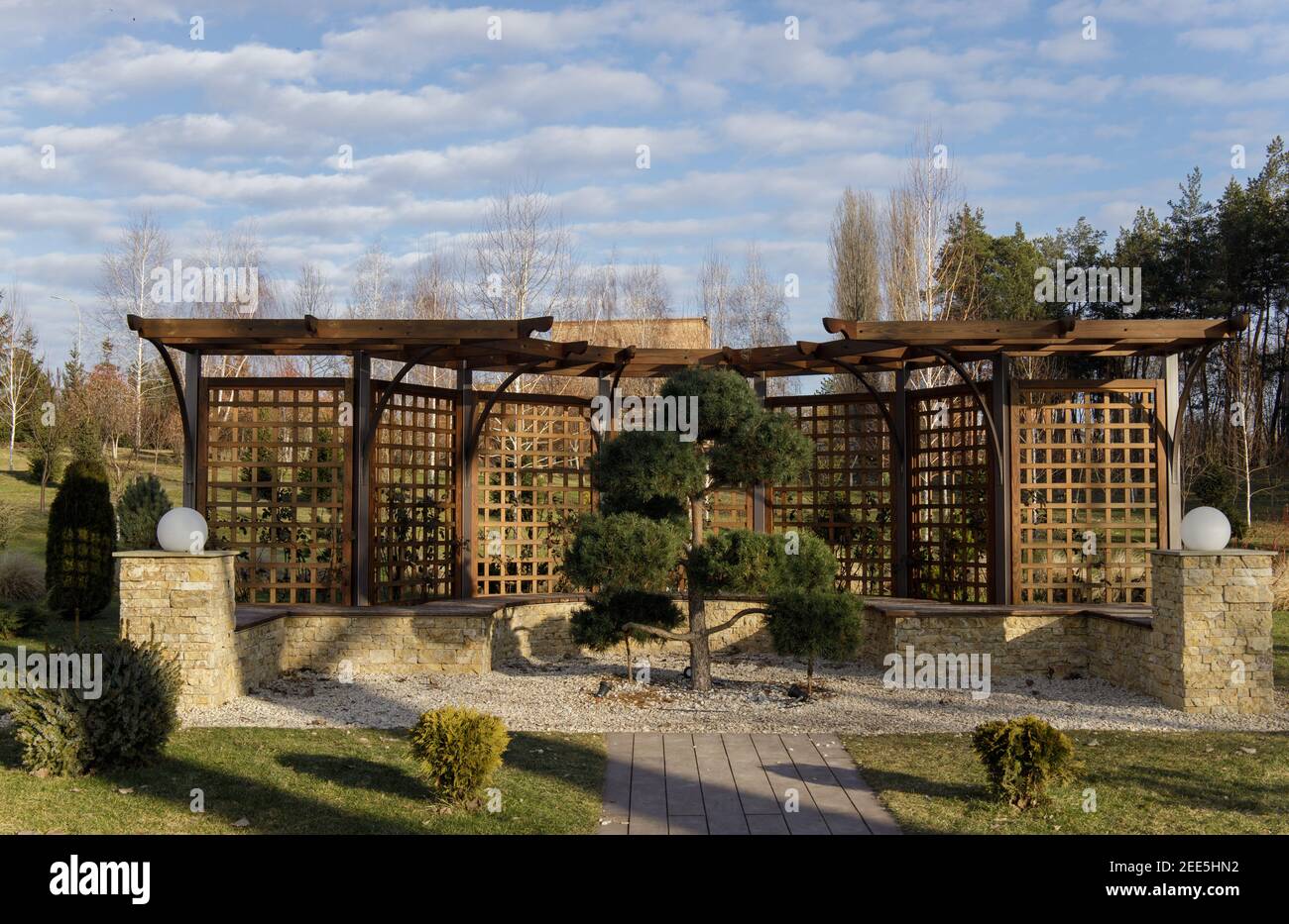Relaxing gazebo in park hi-res stock photography and images - Alamy