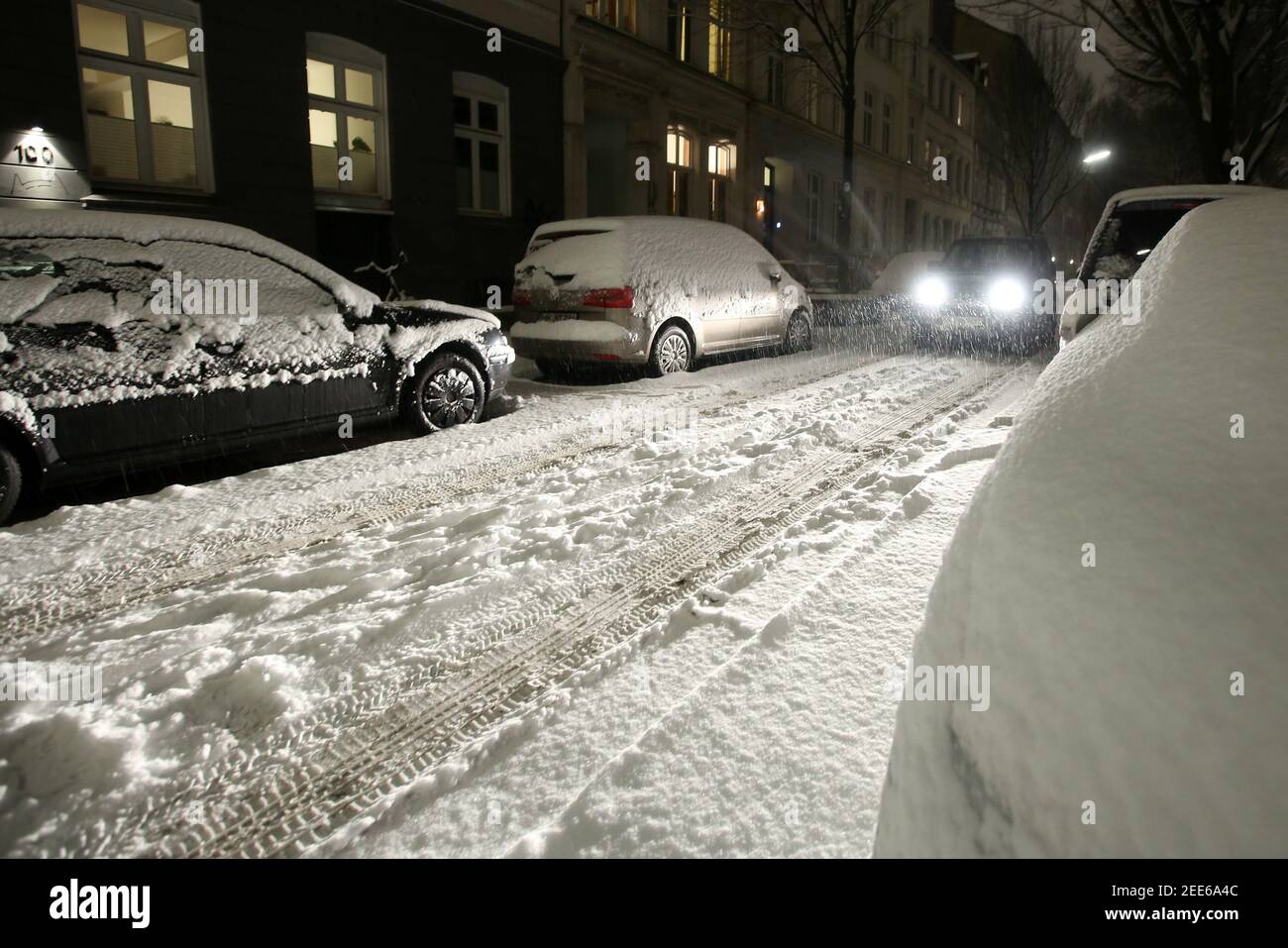 Onset of winter in Hamburg, snowy car on the road, Wintereinbruch in  Hamburg, verschneites Auto auf der Straße Stock Photo - Alamy