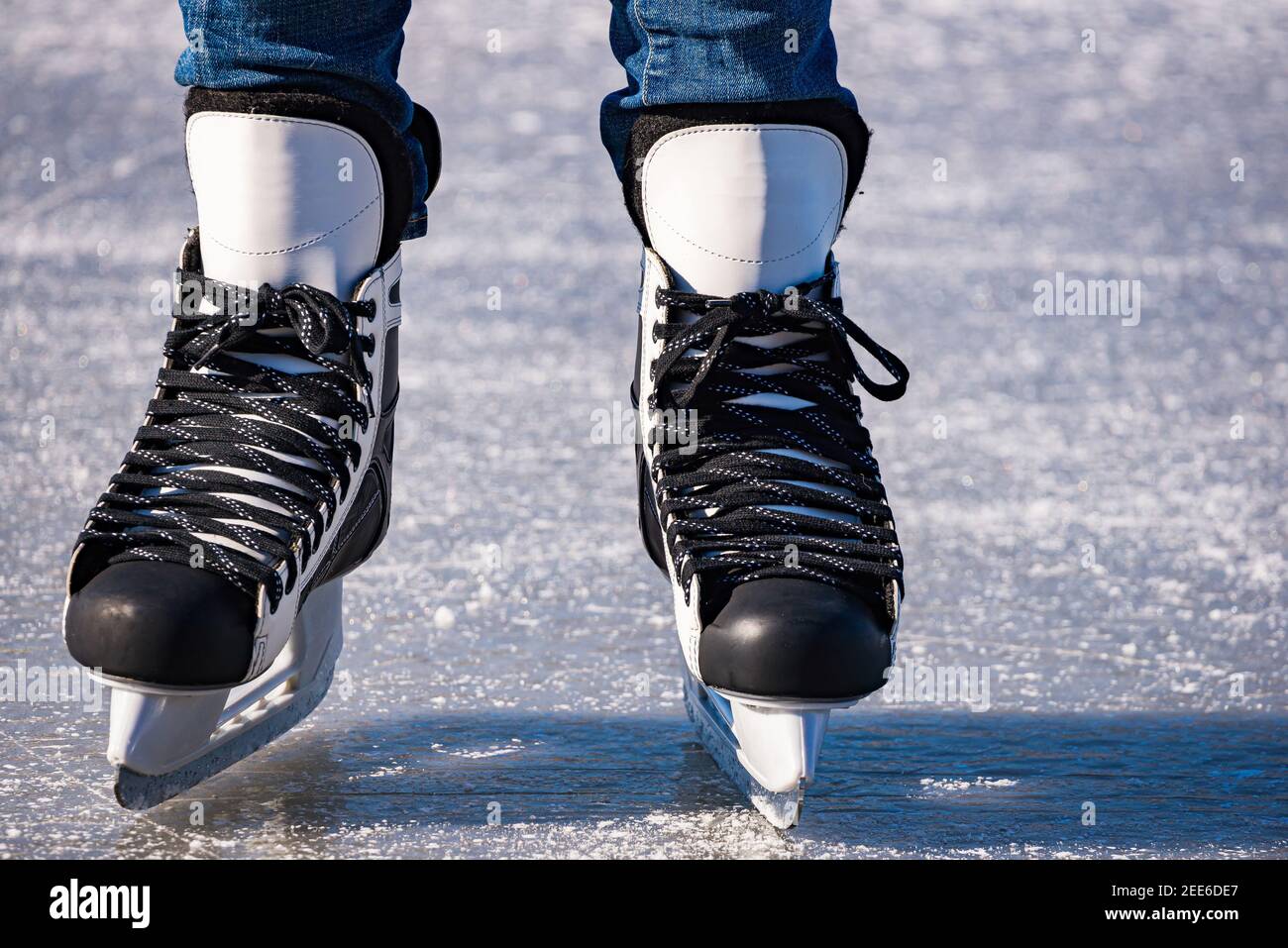 https://c8.alamy.com/comp/2EE6DE7/detail-of-the-black-and-white-mens-ice-skates-in-action-on-ice-2EE6DE7.jpg
