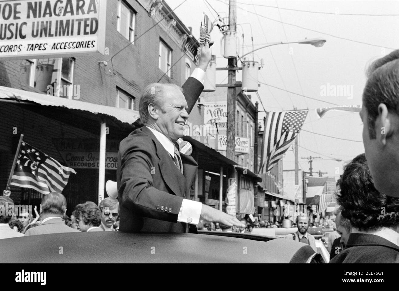 U.S. President Gerald Ford waves to crowd from the sunroof of a car in Philadelphia, Pennsylvania, USA, Marion S. Trikosko, September 1976 Stock Photo