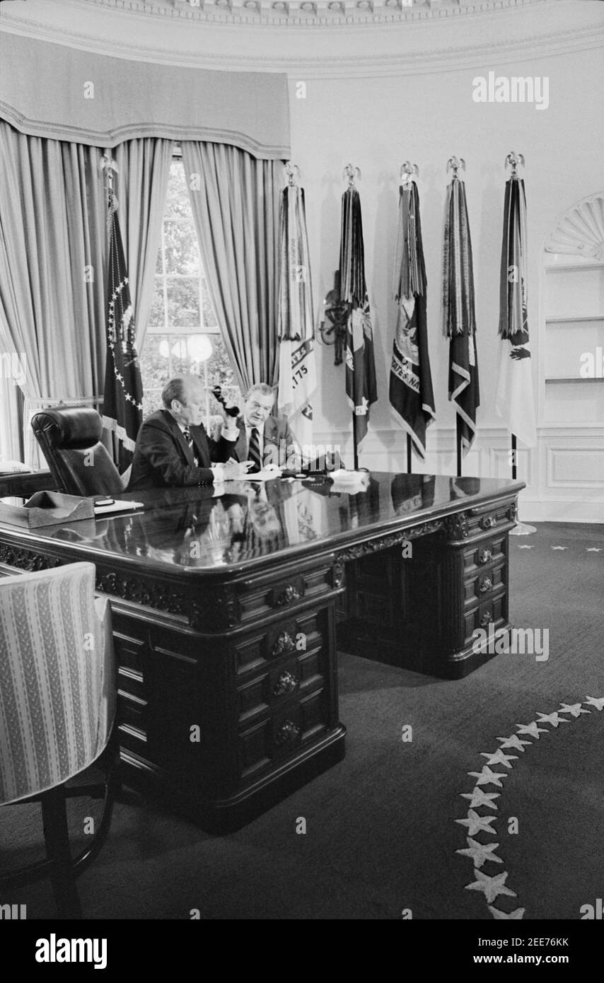 U.S. President Gerald Ford meeting with George Meany, president of AFL-CIO, in Oval Office of White House, Washington, D.C., USA, Thomas J. O'Halloran, August 13, 1974 Stock Photo