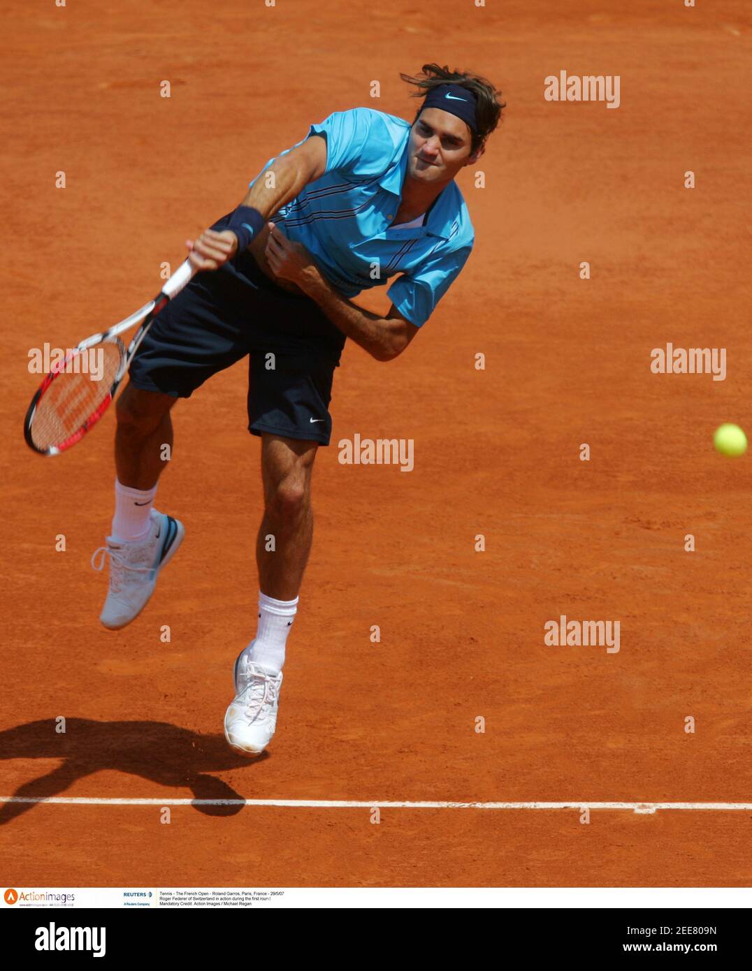 Tennis - The French Open - Roland Garros, Paris, France - 29/5/07 Roger  Federer of Switzerland in action during the first round Mandatory Credit:  Action Images / Michael Regan Stock Photo - Alamy