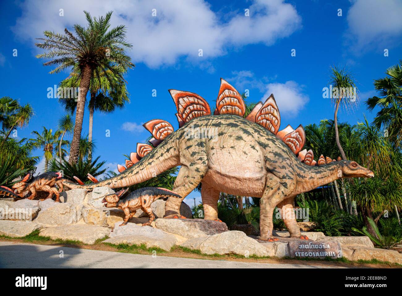 Dinosaur Night Run at Nong Nooch Garden attracts 3500 runners