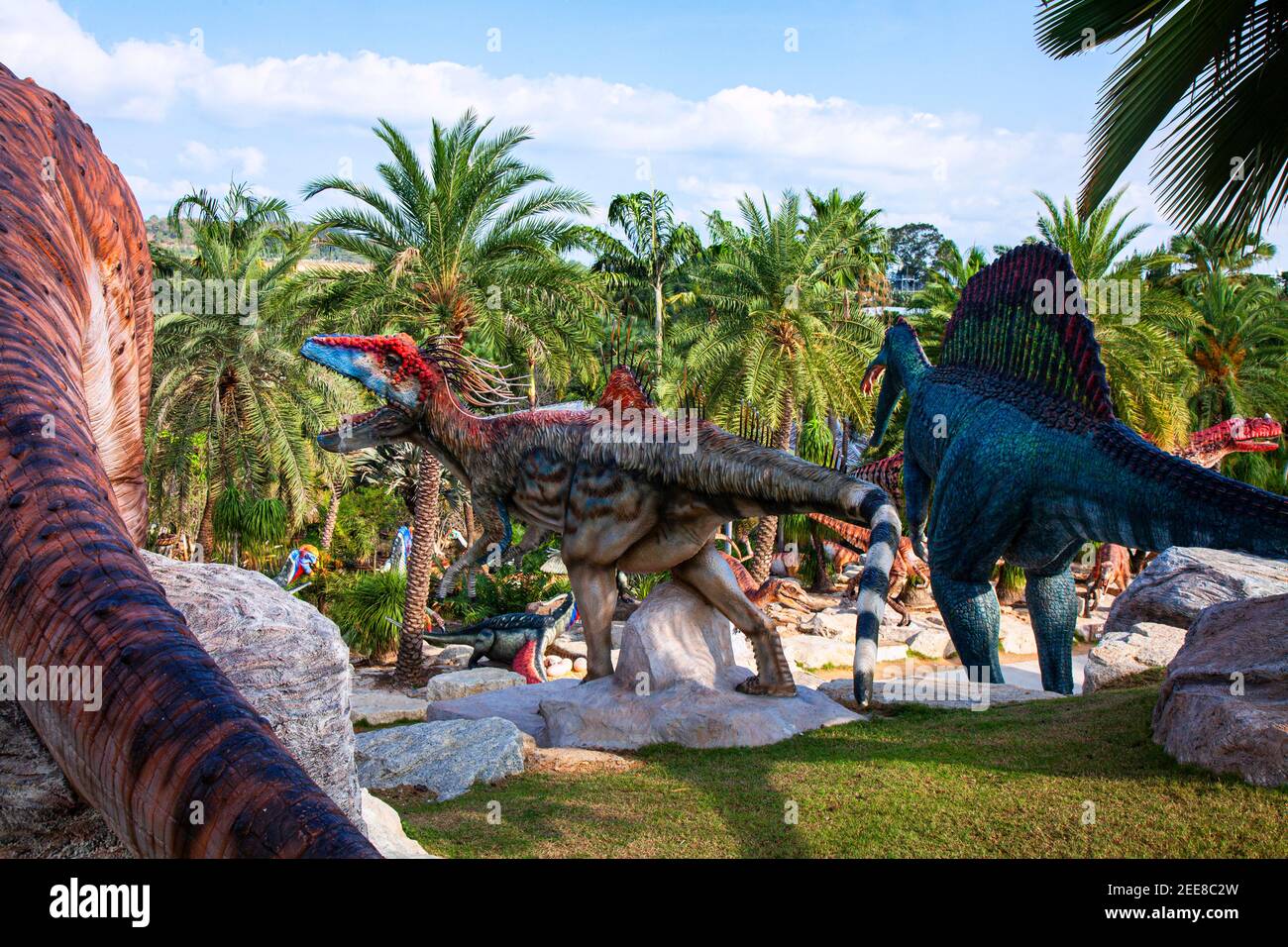 Dinosaur Night Run at Nong Nooch Garden attracts 3500 runners