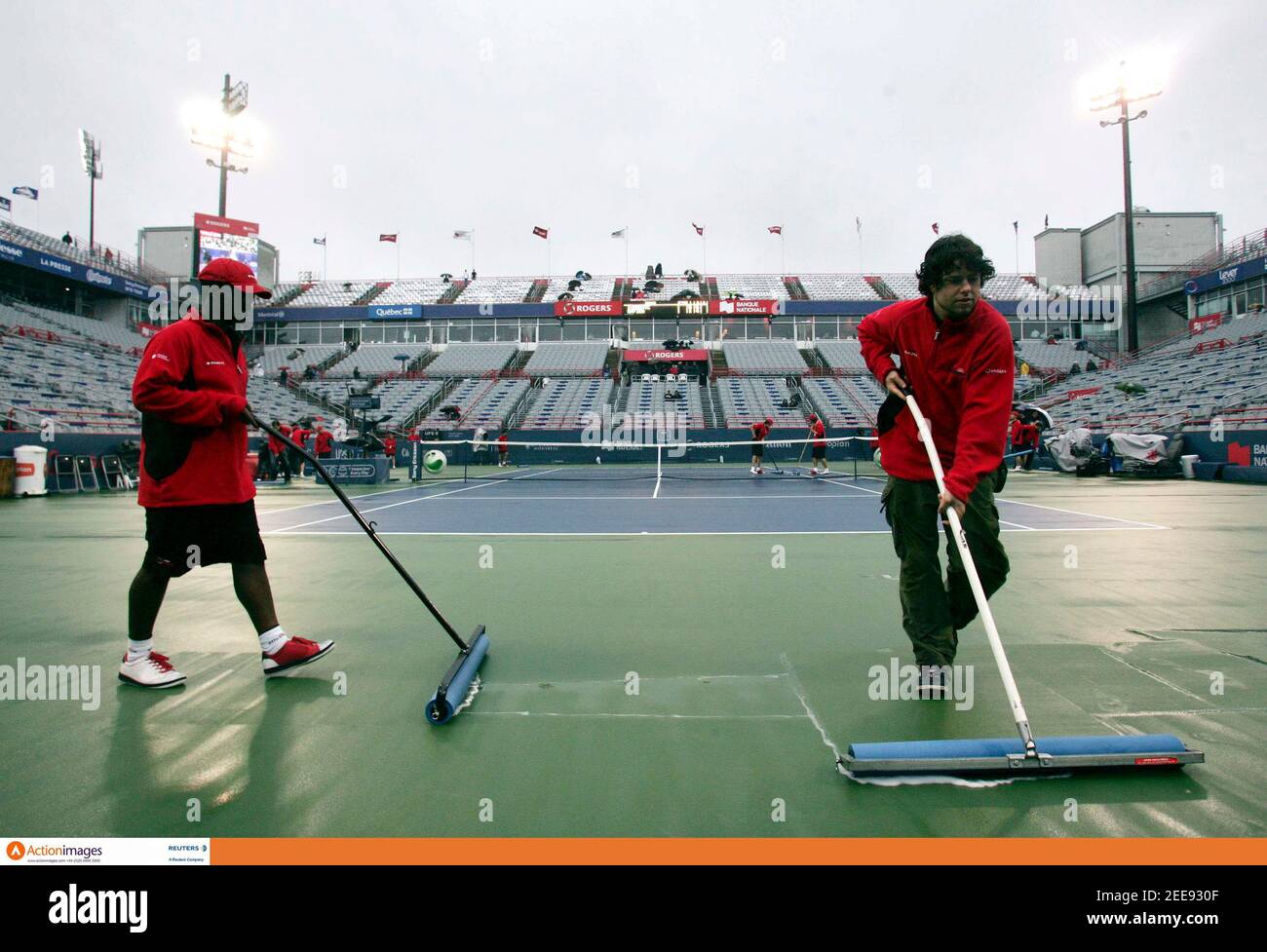 Tennis - Rogers Cup, Sony Ericsson WTA Tour - Montreal, Canada - 20/8/06  Workers dry the court during a rain delay at the Rogers Cup, Sony Ericsson WTA Tour in Montreal, Canada August 20, 2006  Mandatory Credit: Action Images / Chris Wattie  Livepic Stock Photo