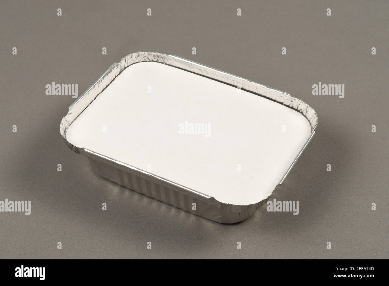 Aluminum containers for taking hot food prepared for delivery. Stay at