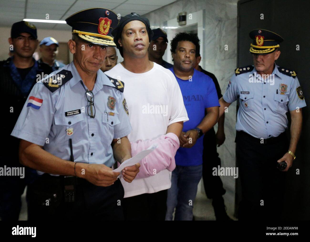 Judge rules Ronaldinho must remain in Paraguayan jail - Paraguayan Supreme Court, Asuncion, Paraguay - March 7, 2020? Ronaldinho and his brother Roberto de Asis handcuffed and escorted by police at the Supreme Court of Paraguay?REUTERS/Jorge Adorno Stock Photo