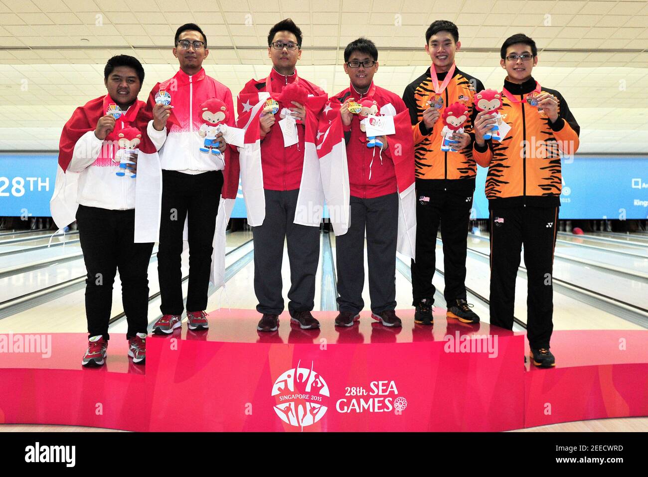 28th Sea Games Singapore 15 Orchid Country Club Singapore 10 6 15 Bowling Men S Doubles Final The Indonesia Singapore And Malaysia Teams Celebrate With Their Medals On The Podium