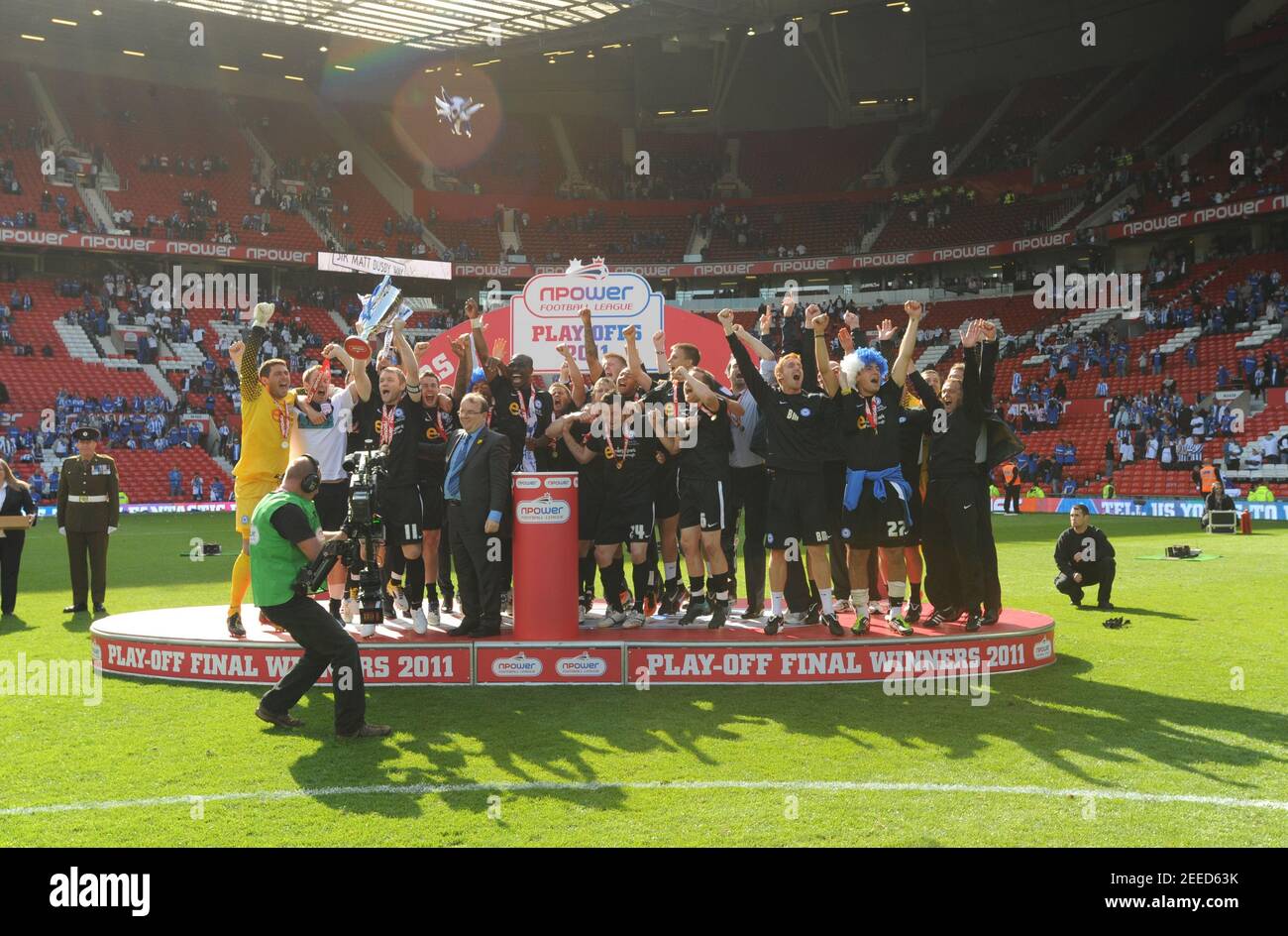 Football Huddersfield Town V Peterborough United Npower Football League One Play Off Final Old Trafford 10 11 29 5 11 Peterborough United Celebrate With The Trophy At The End Of The Game