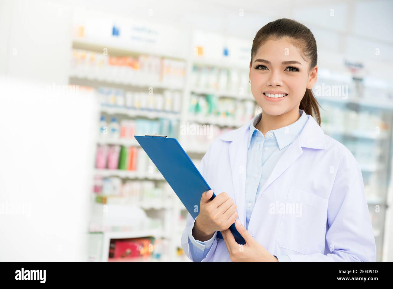 Girl pharmacist hi-res stock photography and images - Alamy