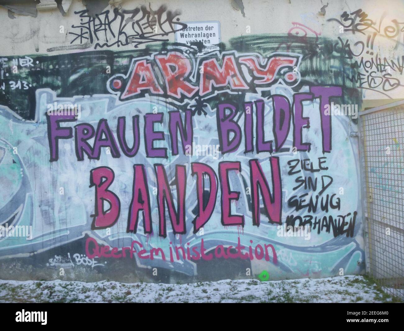 FRANKFUR, GERMANY - Feb 12, 2021: A feminist graffiti in Frankfurt. It means 'Women, form gangs!'. A radical call for the movement. Legendary Grafitti Stock Photo