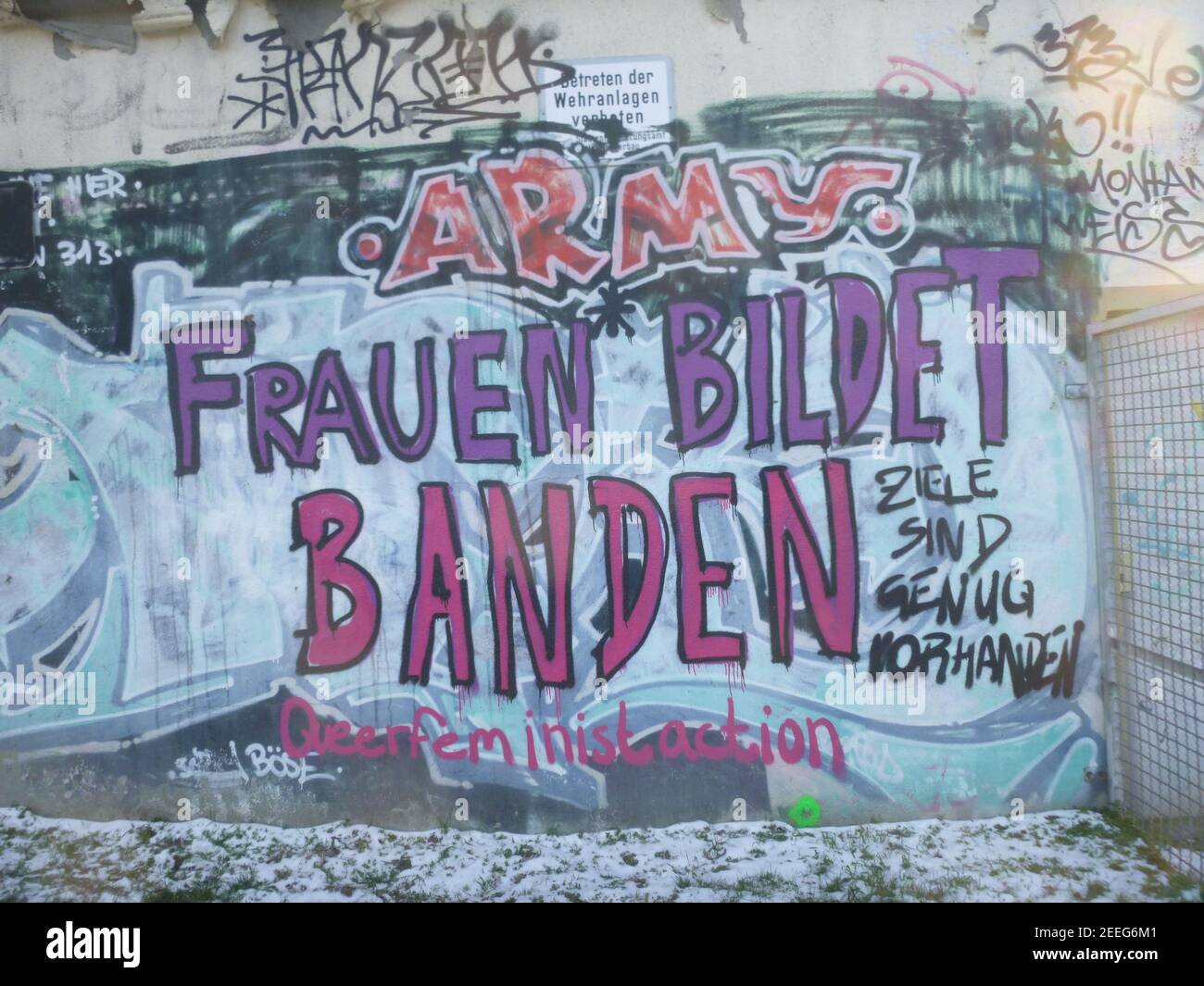 FRANKFUR, GERMANY - Feb 12, 2021: A feminist graffiti in Frankfurt. It means 'Women, form gangs!'. A radical call for the movement. Legendary Grafitti Stock Photo