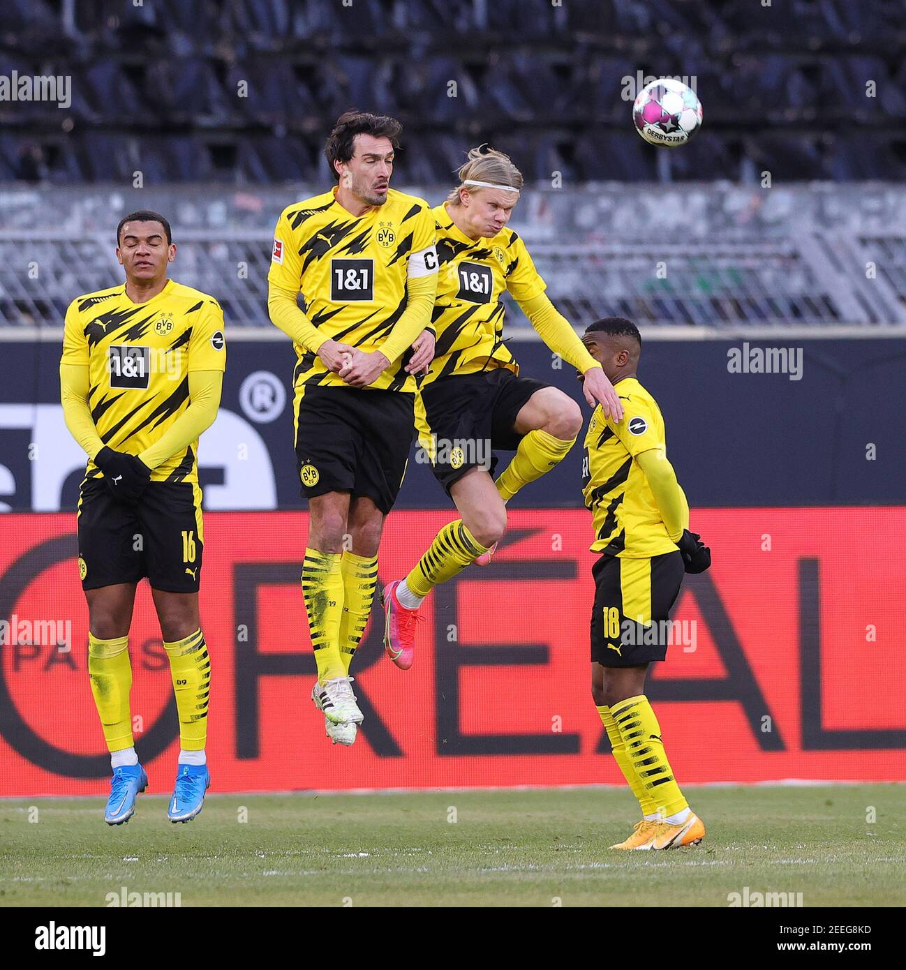 Free kick wall Dortmund with left to right Manuel AKANJI (DO), Mats HUMMELS  (DO), Erling HAALAND (DO) and Youssoufa MOUKOKO (DO), action, football 1.  Bundesliga, 21st matchday, Borussia Dortmund (DO) - TSG