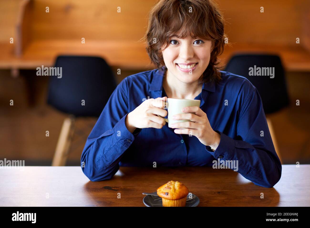 Young Japanese woman at a cafe Stock Photo - Alamy