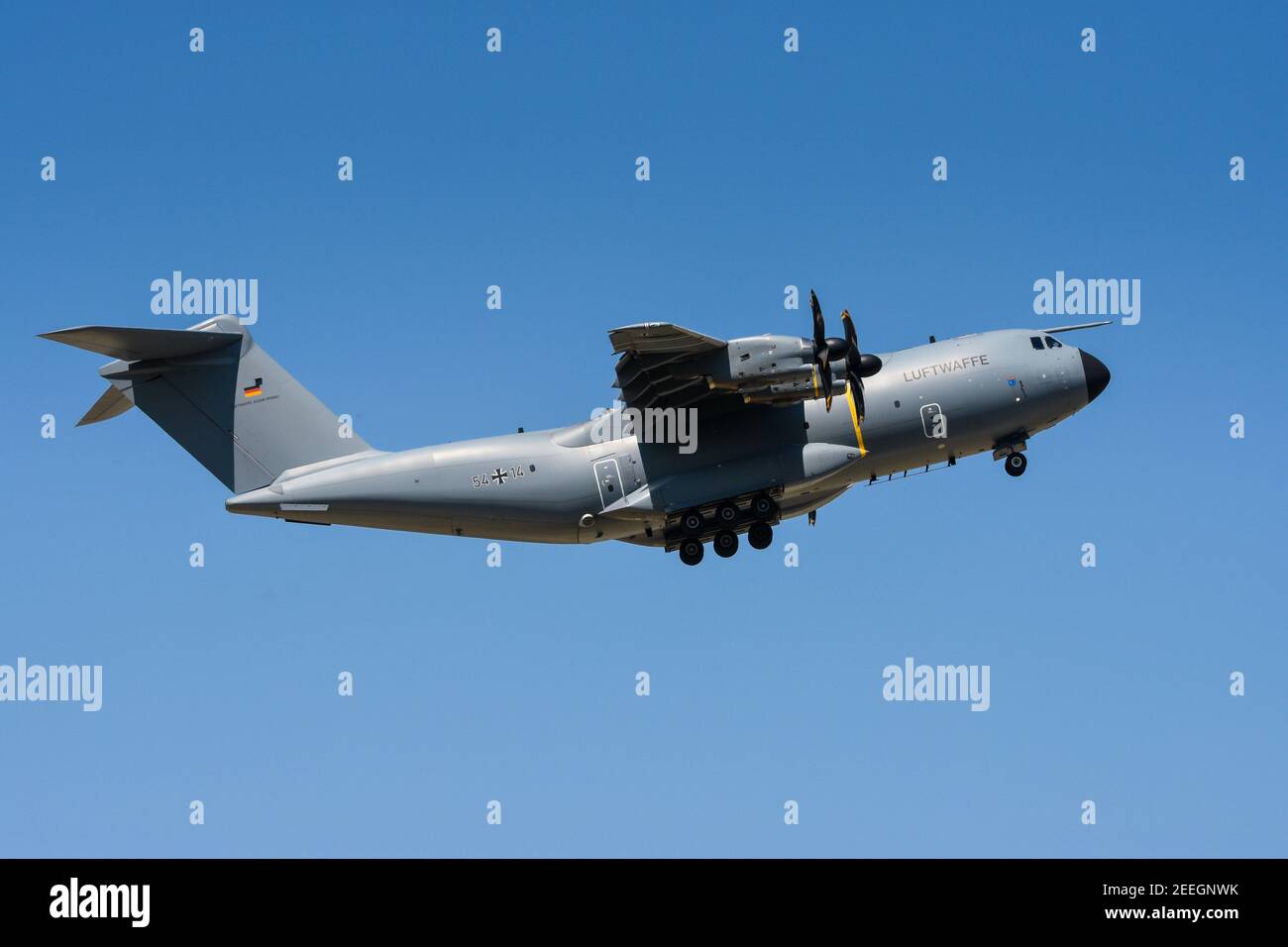 07.06.2018, Wunstdorf, Lower Saxony, an Airbus A400M 'Atlas' in flight, taken on spotterday on Air Transport Wing 62. The Airbus A400M has been replacing transport aircraft from seven NATO countries since 2013. In the German Air Force, the A400M is to replace the old Transall C-160 from the 1960s. With a higher payload, range and speed, the A400M should have the same capabilities and also be able to be used as a tanker aircraft. The first A400M was delivered to Germany at the end of 2014, the last of 53 pieces is to take place in 2026. | usage worldwide Stock Photo