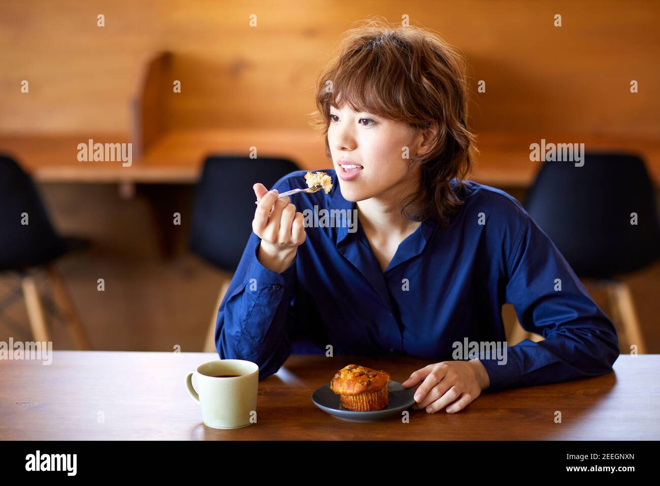 Young Japanese woman at a cafe Stock Photo - Alamy