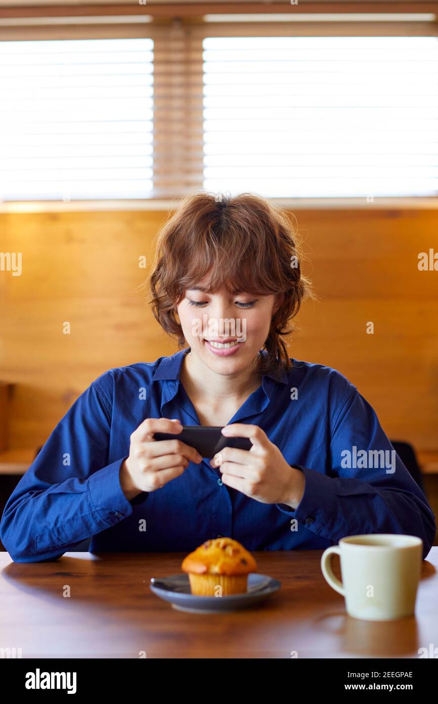 Young Japanese woman at a cafe Stock Photo - Alamy