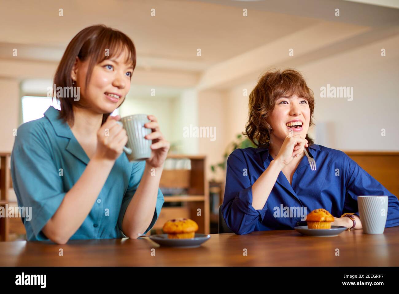Young Japanese women at a cafe Stock Photo - Alamy