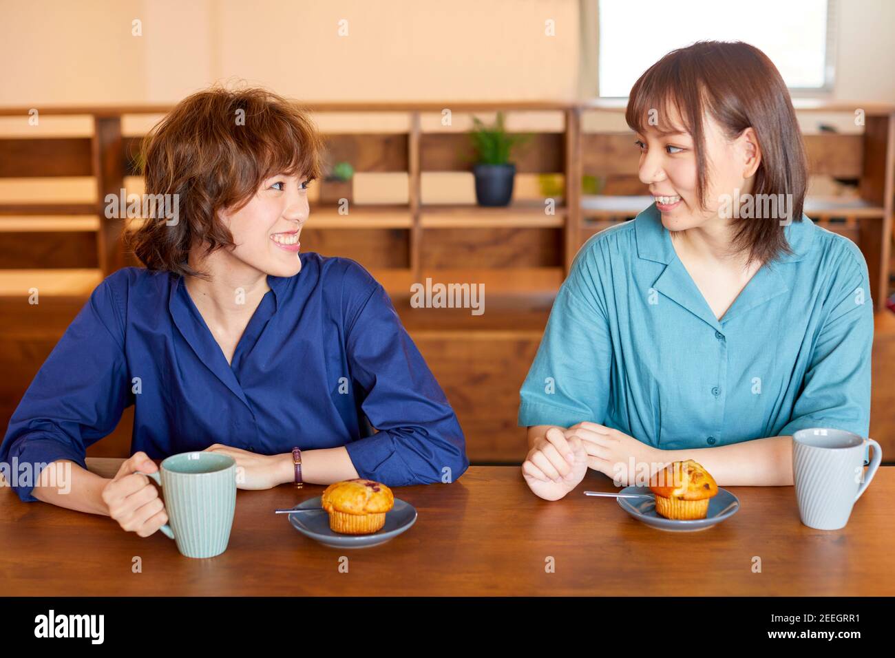 Young Japanese women at a cafe Stock Photo - Alamy