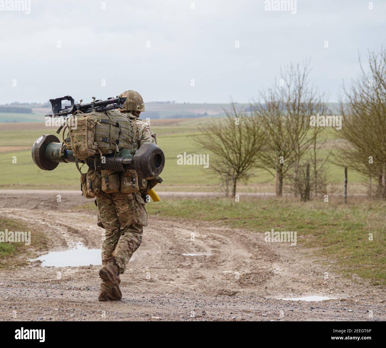 British army soldier completing an 8 mile combat fitness test tabbing  exercise with fully loaded 25Kg bergen and NLAW (MBT-LAW, RB-57) anti-tank  guide Stock Photo - Alamy