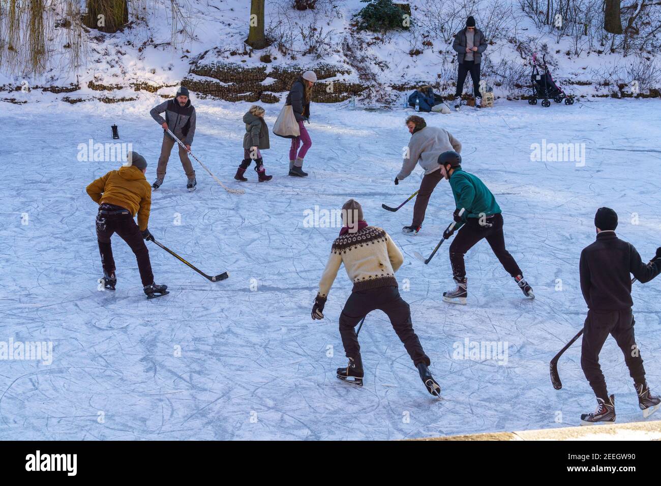 Berlin, Deutschland. 14th Feb, 2021. 02/14/2021, Berlin, when the winter  weather is nice, people are drawn to the fresh air. Many people go to the  frozen water around the Landwehr Canal at