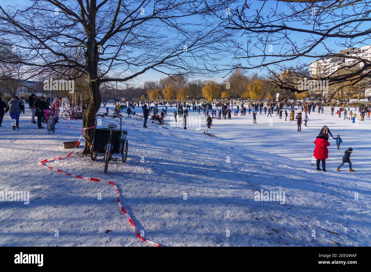 Berlin, Deutschland. 14th Feb, 2021. 02/14/2021, Berlin, when the winter  weather is nice, people are drawn to the fresh air. Many people go to the  frozen water around the Landwehr Canal at