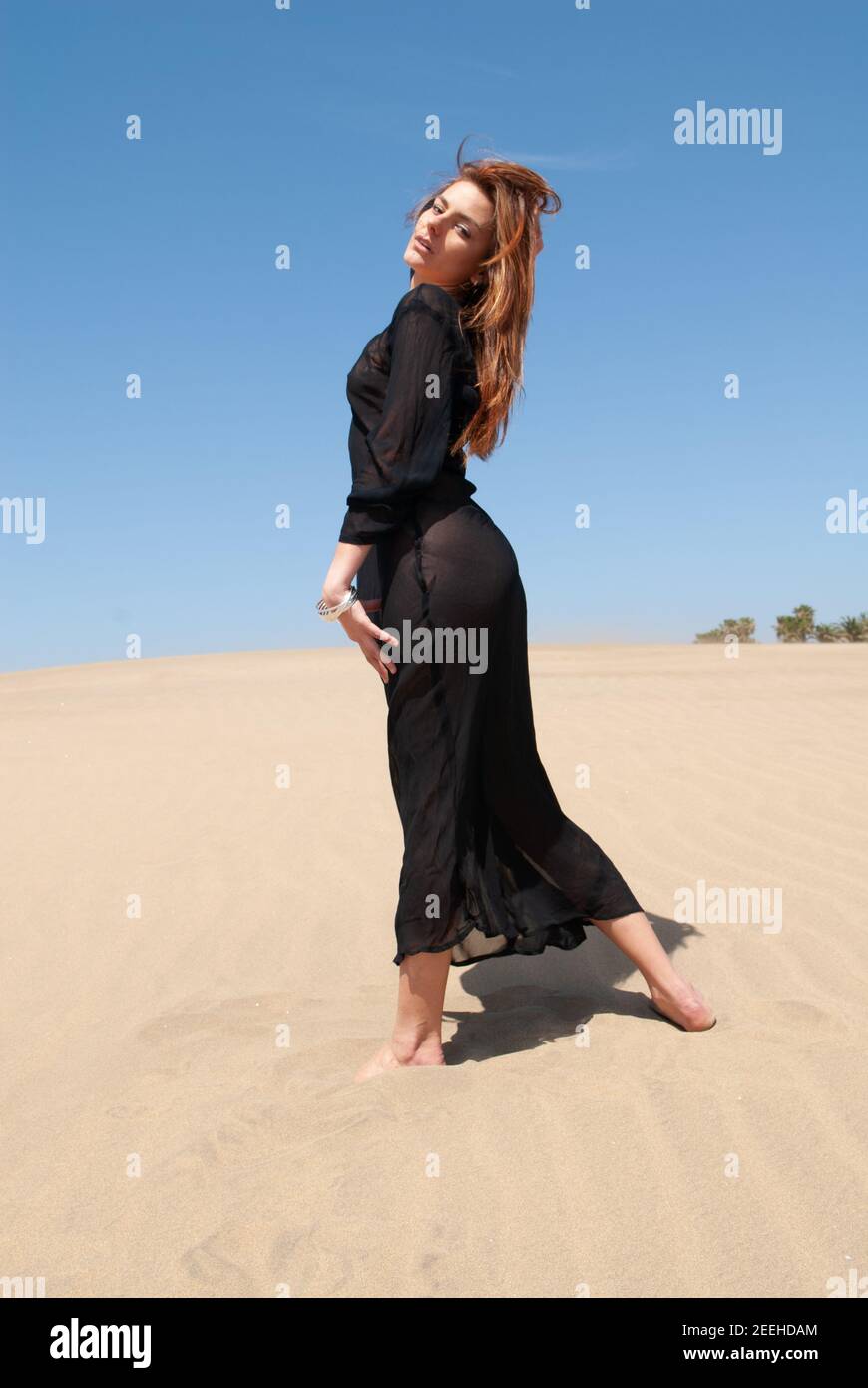 Arabian woman in desert hi-res stock photography and images - Alamy