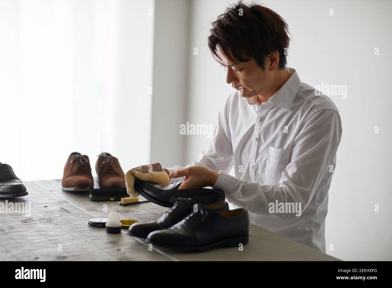 Asian man polishing shoes hi-res stock photography and images - Alamy