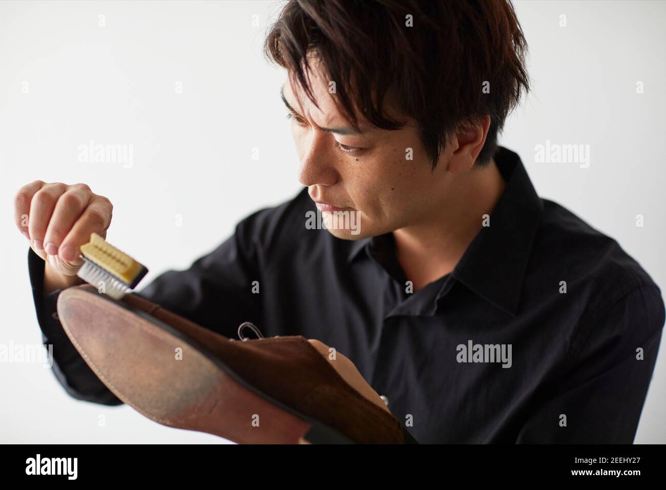 Asian man polishing shoes hi-res stock photography and images - Alamy